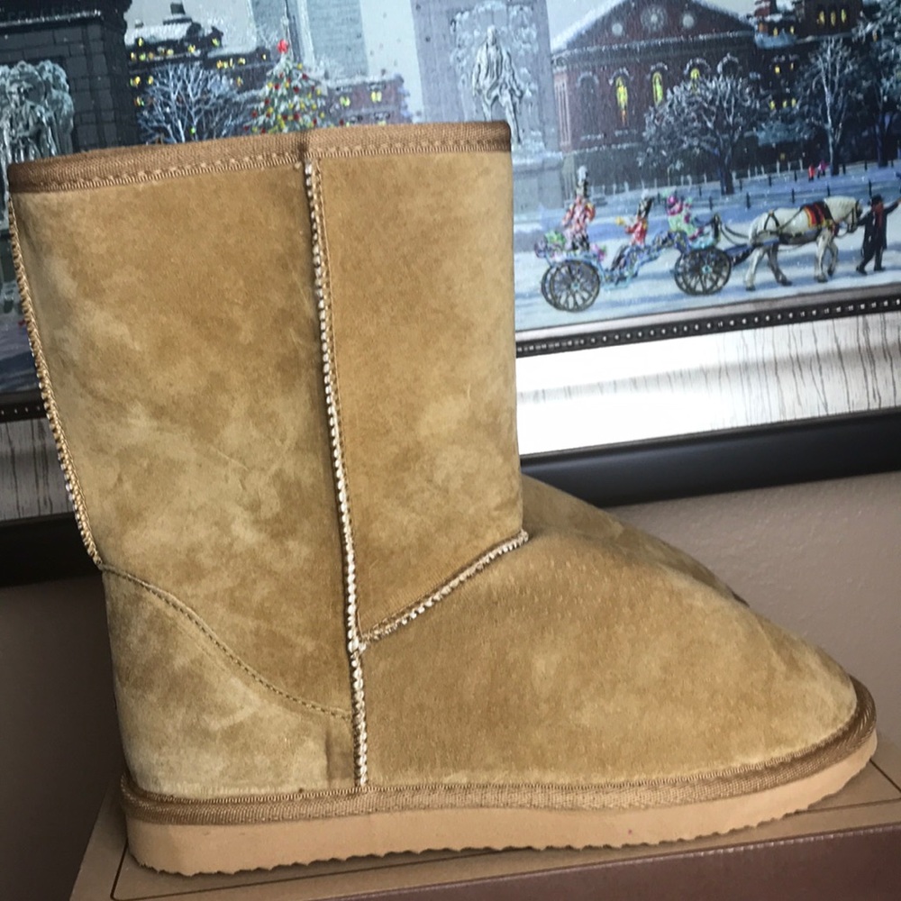 Lamo Eva Footwear light brown fur lining boots size 9 NIB